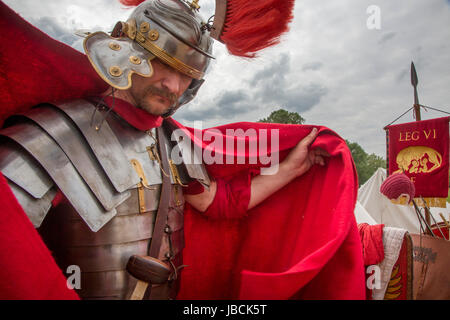 Moscou, Russie. 10 Juin, 2017. Les participants à une reconstitution historique à l'ancienne Rome et ses voisins" lieu dans le cadre d'un festival de reconstitutions historiques intitulé 'Times et les époques. The Gathering' à Moscou, Kolomenskoïe et musée historique de la réserve naturelle. Crédit : Nikolay Vinokourov/Alamy Live News Banque D'Images