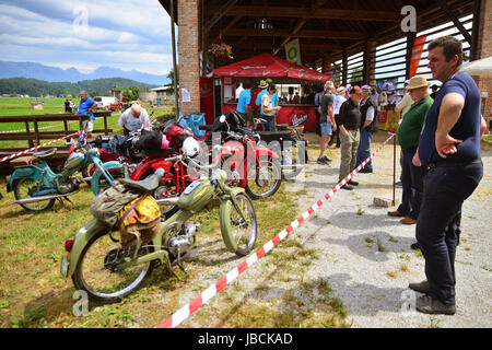 Ljubljana, Ljubljana. 10 Juin, 2017. Personnes visitent les motos à l'ancienne lors d'une exposition de vieux véhicules agricoles et accessoires agricoles à Menges, près de Ljubljana, la capitale de la Slovénie le 10 juin 2017. Credit : Matic Stojs/Xinhua/Alamy Live News Banque D'Images