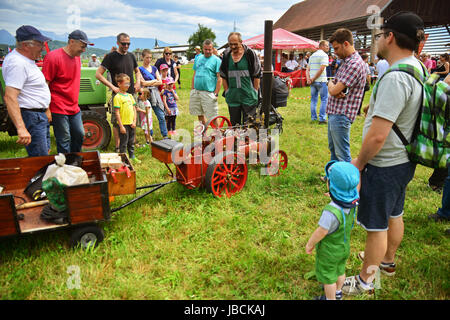 Ljubljana, Ljubljana. 10 Juin, 2017. Personnes visitent les motos à l'ancienne lors d'une exposition de vieux véhicules agricoles et accessoires agricoles à Menges, près de Ljubljana, la capitale de la Slovénie le 10 juin 2017. Credit : Matic Stojs/Xinhua/Alamy Live News Banque D'Images