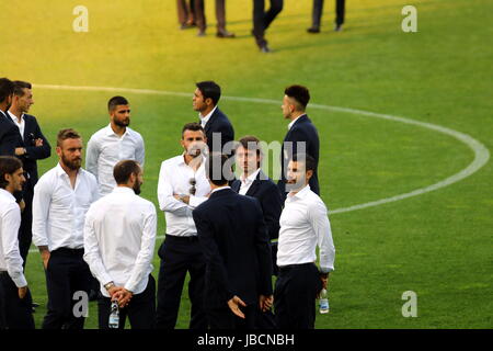 Udine, Frioul-Vénétie Julienne. 10 Juin, 2017. L'Italie, les joueurs de l'Italie Udine : Daniele De Rossi, Citadin Martins Eder, Ciro immobile, Riccardo Montolivo, Sasha Vujačić parle au cours d'une 'Italie se promener" à la veille de la Coupe du Monde 2018 football match de qualification entre l'Italie et le Liechtenstein à Dacia Arena Stadium le 10 juin 2017. Credit : Andrea Spinelli/Alamy Live News Banque D'Images