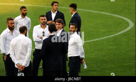 Udine, Frioul-Vénétie Julienne. 10 Juin, 2017. L'Italie, les joueurs de l'Italie Udine : Daniele De Rossi, Citadin Martins Eder, Ciro immobile, Riccardo Montolivo, Sasha Vujačić parle au cours d'une 'Italie se promener" à la veille de la Coupe du Monde 2018 football match de qualification entre l'Italie et le Liechtenstein à Dacia Arena Stadium le 10 juin 2017. Credit : Andrea Spinelli/Alamy Live News Banque D'Images