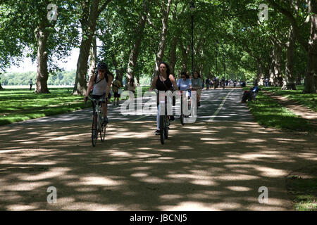 Londres, Royaume-Uni. 10 Juin, 2017. Les gens profiter du soleil à Hyde Park London Crédit : Keith Larby/Alamy Live News Banque D'Images