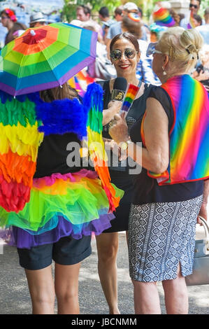 Tel Aviv, Israël. 09Th Juin, 2017. Tel Aviv, Israël - 9e 2017 : prendre une entrevue à Gay Pride Parade Crédit : Yuri Turkov/Alamy Live News Banque D'Images
