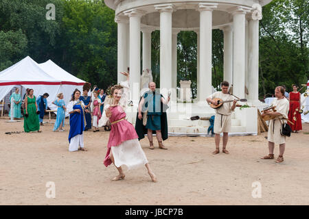 Moscou, Russie. 10 Juin, 2017. Times & International festival de reconstitution historique des époques en cours à Moscou. Environ 6 000 participants de partout dans le monde prennent part à ce 12 jour de festival. Ils représentent de nombreuses périodes de l'histoire à partir de la période de la Grèce antique et de Rome à XX siècle sur plus de 15 zones festival dans toute la ville. Période de la Rome antique la vie quotidienne, des scènes de combats de gladiateurs, jeux avec les Allemands et les Daces et les autres événements sont présentés en Kolomenskoe parc public. La Rome Antique ballet. Femme non identifiée danseur. Crédit : Alex's Pictures/Alamy Live News Banque D'Images