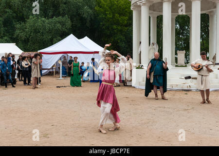 Moscou, Russie. 10 Juin, 2017. Times & International festival de reconstitution historique des époques en cours à Moscou. Environ 6 000 participants de partout dans le monde prennent part à ce 12 jour de festival. Ils représentent de nombreuses périodes de l'histoire à partir de la période de la Grèce antique et de Rome à XX siècle sur plus de 15 zones festival dans toute la ville. Période de la Rome antique la vie quotidienne, des scènes de combats de gladiateurs, jeux avec les Allemands et les Daces et les autres événements sont présentés en Kolomenskoe parc public. La Rome Antique ballet. Femme non identifiée danseur. Crédit : Alex's Pictures/Alamy Live News Banque D'Images