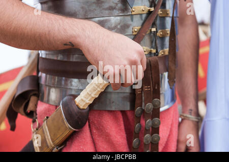 Moscou, Russie. 10 Juin, 2017. Times & International festival de reconstitution historique des époques en cours à Moscou. Environ 6 000 participants de partout dans le monde prennent part à ce 12 jour de festival. Ils représentent de nombreuses périodes de l'histoire à partir de la période de la Grèce antique et de Rome à XX siècle sur plus de 15 zones festival dans toute la ville. Période de la Rome antique la vie quotidienne, des scènes de combats de gladiateurs, jeux avec les Allemands et les Daces et les autres événements sont présentés en Kolomenskoe parc public. Des soldats romains en armure en camp militaire. Crédit : Alex's Pictures/Alamy Live News Banque D'Images