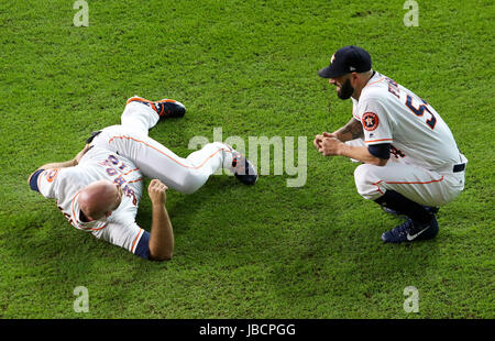 Houston, TX, USA. 10 Juin, 2017. Astros de Houston le lanceur partant Mike Flers (54) et Brian McCann catcher (16) parler dans le champ extérieur avant le début de la MLB match entre les Los Angeles Angels et les Astros de Houston au Minute Maid Park de Houston, TX. John Glaser/CSM/Alamy Live News Banque D'Images