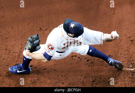 Houston, TX, USA. 10 Juin, 2017. Astros de Houston le lanceur partant Mike Flers (54) se réchauffe dans l'enclos avant le début de la MLB match entre les Los Angeles Angels et les Astros de Houston au Minute Maid Park de Houston, TX. John Glaser/CSM/Alamy Live News Banque D'Images