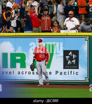 Houston, TX, USA. 10 Juin, 2017. Los Angeles Angels droit fielder Kole Calhoun (56) après un catcher Houston Astros Brian McCann (16) home run dans la deuxième manche au cours de la MLB match entre les Los Angeles Angels et les Astros de Houston au Minute Maid Park de Houston, TX. John Glaser/CSM/Alamy Live News Banque D'Images