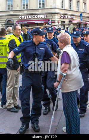 Varsovie, Pologne - 10 juin 2017 : des policiers délèvent des manifestants antigouvernementaux dans les rues de la vieille ville à l'occasion de l'anniversaire mensuel 86th de l'accident de Smolensk en avril 2010. Banque D'Images