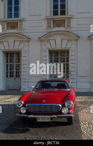 Turin, Italie, 10 juin 2017. Une Volvo P1800 S. Volvo fête ses 90 ans avec une exposition de voitures dans la cour de Château du Valentino lors d'exposition de voiture de Turin. Crédit : Marco Destefanis/Alamy Live News Banque D'Images