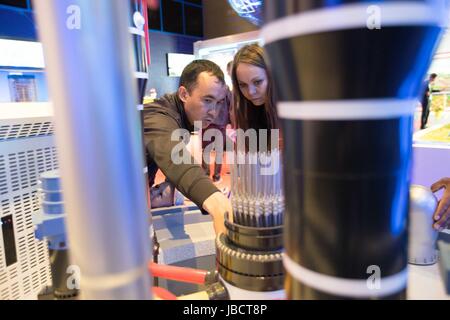 Astana, Kazakhstan. 10 Juin, 2017. Personnes visitent le 'Responsabilité mondiale et partenariat" article dans pavillon de la Chine de l'Expo universelle 2017 à Astana, Kazakhstan, le 10 juin 2017. Le pavillon de la Chine de l'Exposition Universelle de 2017 s'est ouverte samedi dans la capitale Kazakh d'Astana, qui souligne les réalisations de la Chine dans l'élaboration, l'utilisation et la protection de la nouvelle énergie. Credit : Wu Zhuang/Xinhua/Alamy Live News Banque D'Images