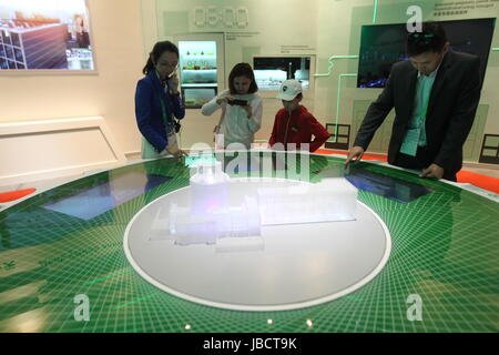 Astana, Kazakhstan. 10 Juin, 2017. Personnes visitent "une sagesse chinoise et la pratique" en pavillon de la Chine de l'Expo universelle 2017 à Astana, Kazakhstan, le 10 juin 2017. Le pavillon de la Chine de l'Exposition Universelle de 2017 s'est ouverte samedi dans la capitale Kazakh d'Astana, qui souligne les réalisations de la Chine dans l'élaboration, l'utilisation et la protection de la nouvelle énergie. Credit : Lu Jinbo/Xinhua/Alamy Live News Banque D'Images