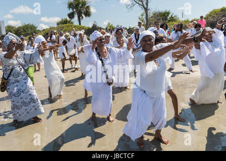 Descendants d'esclaves africains amenés à Charleston dans le passage du milieu de la danse pour honorer leurs proches perdues lors d'une cérémonie du souvenir le long de l'océan 10 juin 2017 dans Sullivan's Island, Caroline du Sud. Le passage du milieu désigne le commerce triangulaire dans laquelle des millions d'Africains ont été expédiés vers le nouveau monde dans le cadre de la traite atlantique. On estime que 15 % des Africains sont morts en mer et beaucoup plus dans le processus de capture et de transport. Le nombre total de décès directement imputables à l'Afrique Passage du Milieu voyage est estimé à deux millions d'Africains. Banque D'Images