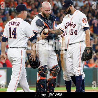 Houston, TX, USA. 10 Juin, 2017. Astros de Houston le lanceur partant Mike Flers (54) est relevée dans la septième manche au cours de la MLB match entre les Los Angeles Angels et les Astros de Houston au Minute Maid Park de Houston, TX. John Glaser/CSM/Alamy Live News Banque D'Images