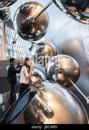 Astana, Kazakhstan. 10 Juin, 2017. Les personnes en visite au Kazakhstan Pavilion d'Astana Expo à Astana, Kazakhstan, le 10 juin 2017. L'Exposition Universelle de 2017 est prévue le 10 juin au 10 septembre, la première fois pour un pays d'Asie centrale d'accueillir un événement mondial de ce type. Plus de 100 pays et 10 organisations internationales participeront à l'exposition. Credit : Wu Zhuang/Xinhua/Alamy Live News Banque D'Images