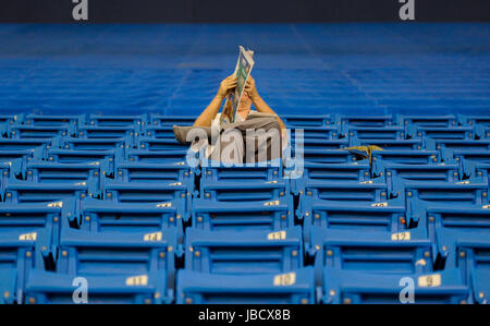 Saint Petersburg, Florida, USA. 10 Juin, 2017. CHRIS URSO | fois.Kent Bolton, de Indian Harbour Beach, Fla lit un journal avec ses chaussures pendant l'entracte entre le premier et le deuxième match de l'équipe des Tampa Bay Rays double-header contre l'Oakland A's Samedi, 10 juin 2017 à Saint-Pétersbourg. Crédit : Chris Urso/Tampa Bay Times/ZUMA/Alamy Fil Live News Banque D'Images
