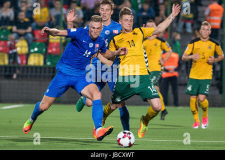 Vilnius. 10 Juin, 2017. Vykintas Slivka (R) de la Lituanie rivalise avec Filip Kiss (L) de la Slovaquie pendant la Coupe du Monde de football Groupe européen de qualification F match entre la Lituanie et la Slovaquie au Stade de grand format à Vilnius, Lituanie le 10 juin 2017. La Slovaquie a gagné 2-1. Alfredas Crédit : Pliadis/Xinhua/Alamy Live News Banque D'Images