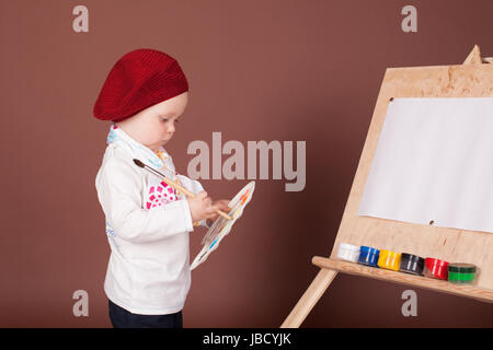 Petit pinceau et les peintures de l'artiste peint un tableau Banque D'Images