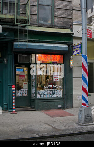 Raser et morceaux de coiffure sur Christopher Street dans Greenwich Village, Manhattan, New York. La note 2 des coiffure poteaux. Banque D'Images