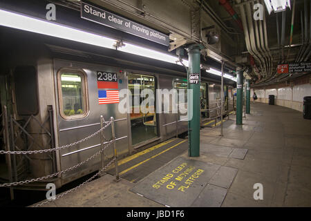 Un métro à la station de ferry du Sud, dernier arrêt de l'IRT numéro 1 train. Dans Battery Park, Manhattan, New York City Banque D'Images