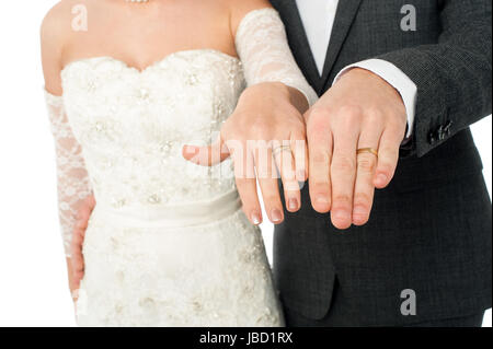 Portrait d'un couple mariée afficher leurs bandes de mariage Banque D'Images