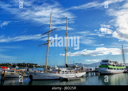 Bateaux ancrés au port Denarau, Viti Levu, Fidji. Denarau Island est la plus grande station intégrée dans le Pacifique Sud. Banque D'Images