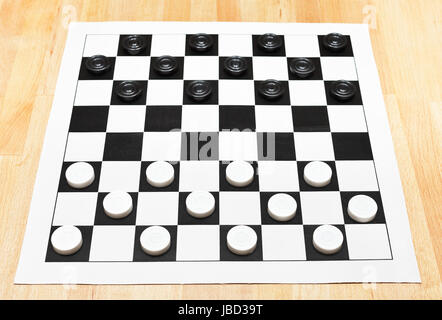 Position de départ sur le vinyle 8x8 checkers board on wooden table Banque D'Images