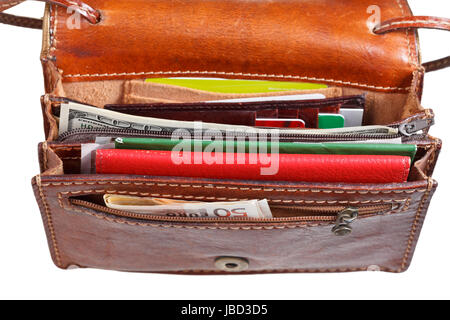 Espèces, cartes de crédit, des documents en petites sac isolé sur fond blanc Banque D'Images