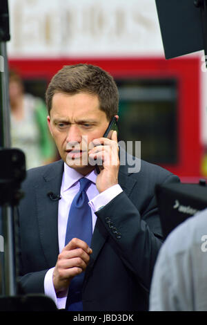 Carl Dinnen, ITN correspondant politique, sur son téléphone mobile sur College Green, Westminster, Juin 2016 Banque D'Images