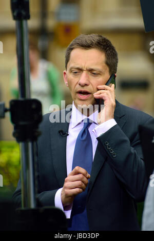 Carl Dinnen, ITN correspondant politique, sur son téléphone mobile sur College Green, Westminster, Juin 2016 Banque D'Images