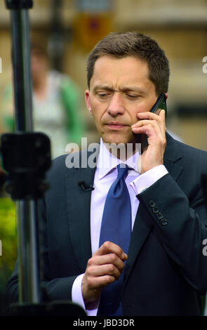 Carl Dinnen, ITN correspondant politique, sur son téléphone mobile sur College Green, Westminster, Juin 2016 Banque D'Images