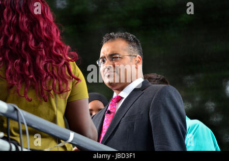 Krishnan Guru-Murthy, Channel 4 News, journaliste et présentateur sur College Green, Westminster, 9 juin 2017, le lendemain de l'élection générale Banque D'Images
