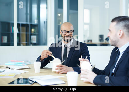 Petit groupe d'hommes d'having lunch break in office Banque D'Images