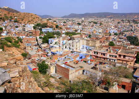 Vue de la ville de Fort Nahargarh Jaipur au Rajasthan, Inde. Le fort a été construit comme un lieu de refuge sur le sommet de la crête au-dessus de la ville. Banque D'Images