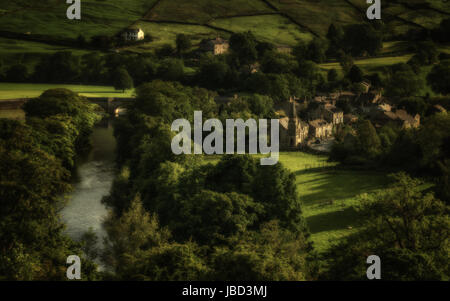 Vue aérienne de Burnsall rural village et la rivière Wharfe dans le Yorkshire Dales en soirée romantique lumière, North Yorkshire, England, UK Banque D'Images