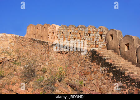 Balustrade en pierre à Fort Nahargarh à Jaipur, Rajasthan, Inde. Le fort a été construit comme un lieu de refuge sur le sommet de la crête au-dessus de la ville. Banque D'Images