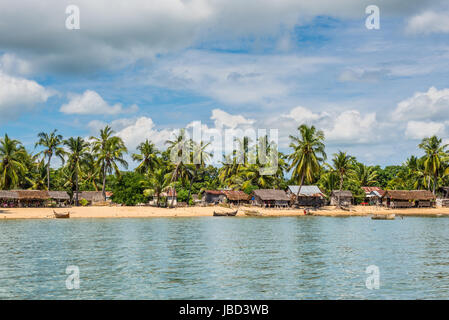 Ambatozavavy, Nosy Be, Madagascar - Le 19 décembre 2015 : vue panoramique sur le village traditionnel de pêcheurs Ambatozavavy sur l'île de Nosy Be, Madaga Banque D'Images