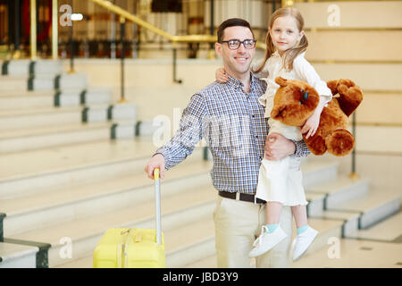 Jeune voyageur avec bagages et fille Banque D'Images