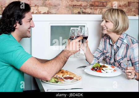 Couple toasting with wine in restaurant Banque D'Images