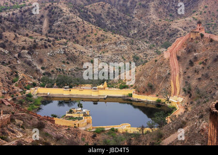 Mur de défense et de l'eau réservoir de Jaigarh fort sur les collines Aravalli près de Jaipur, Rajasthan, Inde. Le fort a été construit par Jai Singh II en 1726 à prot Banque D'Images