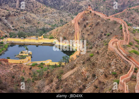 Mur de défense et de l'eau réservoir de Jaigarh fort sur les collines Aravalli près de Jaipur, Rajasthan, Inde. Le fort a été construit par Jai Singh II en 1726 à prot Banque D'Images