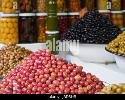 Olives à la vente à un marché au Maroc Banque D'Images