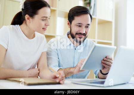 D'affaires avec des gadgets de votre navigation sur le net et à données nécessaires Banque D'Images
