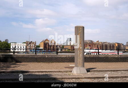 Une colonne en pierre commémorant le Jubilé de la reine Elizabeth II d'Angleterre sur la Thames Path, Londres, Angleterre. Banque D'Images