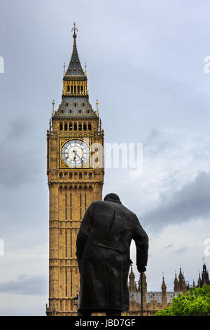 Big Ben, la Tour Elizabeth avec la statue de Winston Churchill en premier plan, Palais de Westminster, Londres, Royaume-Uni Banque D'Images