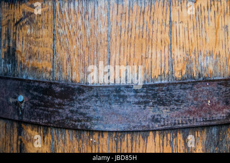 Close Up of Metal Hoop sur Bourbon Barrel Image en arrière-plan Banque D'Images