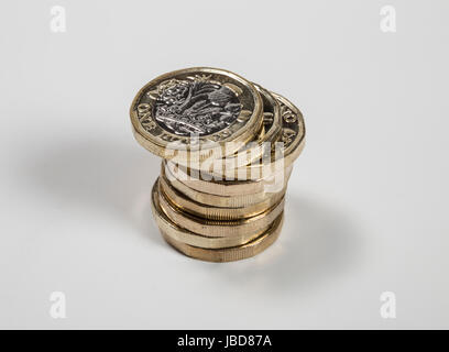 New UK British Pound coins dans une pile verticale Banque D'Images