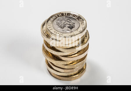 New UK British Pound coins dans une pile verticale Banque D'Images