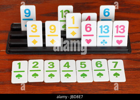 Jouer à jeu de carte rami sur table en bois - carte de run Banque D'Images